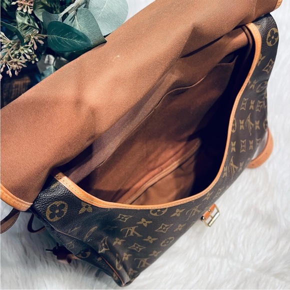 LOUIS VUITTON Saumur 35 Monogram
Messenger Crossbody Saddle Bag - Picture 5 of 13